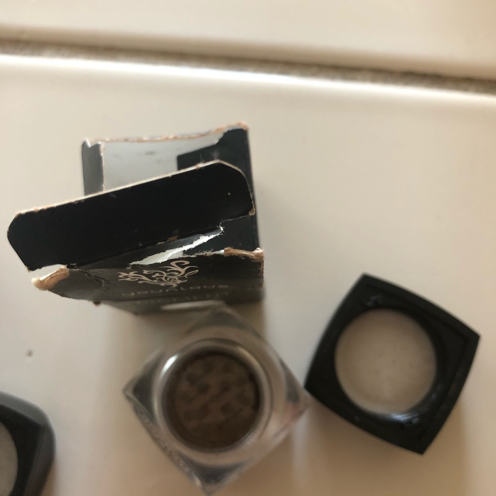 Younique eye shimmer “confident”
